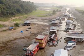 Посуха в Амазонії залишила плавучі села в багнюці