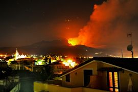 Вулкан Етна, що на Сицилії, знову вивергає лаву й викидає стовпи газу та попелу