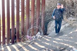 Мігранти перетинають кордон США й чекають, поки їх пропустить прикордонний патруль
