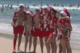 Австралійці святкують Різдво на пляжі, попри поганий прогноз погоди