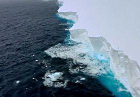 Найбільший айсберг на планеті почав дрейфувати вздовж Антарктиди