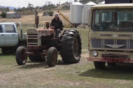 Розвага на канікули: фермер навчає синів ремонтувати старі трактори та вантажівки
