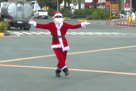 Санта-регулювальник, що танцює, розважає водіїв на Філіппінах