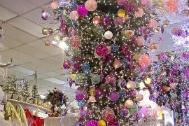 Рожеві кулі та ялинки догори ногами: тренди новорічного декору в Каліфорнії
