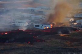 В Ісландії вивергається вулкан: лава підпалила будинки за 40 км від столиці