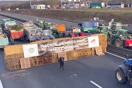 Французькі фермери досі блокують дороги, що ведуть до Парижа