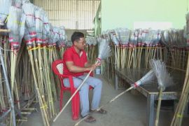 Мітла з пляшок: камбоджієць рятує природу від пластику