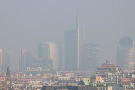 Знов маски: у Мілані нічим дихати