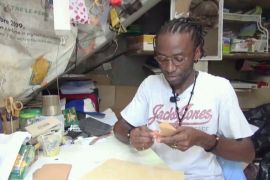 Габонський дизайнер перетворює викинутий папір на красиві вази