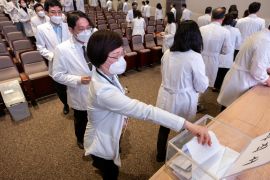 Професори-медики Південної Кореї масово звільняються, щоби підтримати стажистів