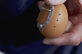 Боснійські майстри прикрашають великодні яйця розписом та навіть підковами