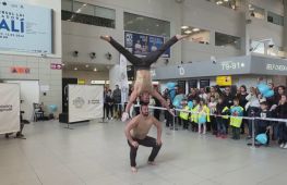 У Бухаресті авіапасажирів здивували цирковою виставою