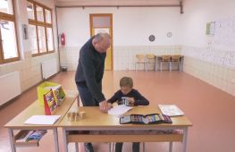 Боснійський хлопчик — єдиний учень у своїй школі