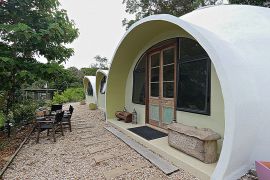 Австралійка побудувала енергоощадний будинок у вигляді кількох іглу
