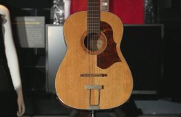 Раніше втрачену гітару Джона Леннона виставлять на аукціон