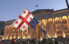 Біля парламенту Грузії розганяють демонстрантів, поки всередині обговорюють закон про іноагентів