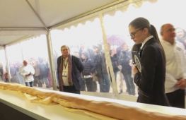Французькі пекарі побили рекорд Гіннеса з найдовшого у світі багета