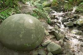 Таємничі кулясті камені приваблюють туристів до лісу в Боснії і Герцеговині