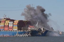 У Балтіморі відбуксирували вантажне судно, що зруйнувало міст