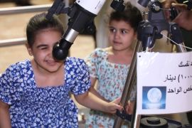 Іракський астроном-аматор приносить на набережну телескоп, щоб люди милувалися Місяцем