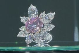 Рідкісний діамант і годинник у корпусі із сапфіру виставлять на аукціон у Нью-Йорку
