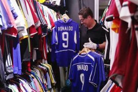 Бразилець зібрав колекцію з 6101 футболки футболістів