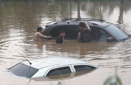 «Нас не попередили!»: китайці втрачають бізнес через повені