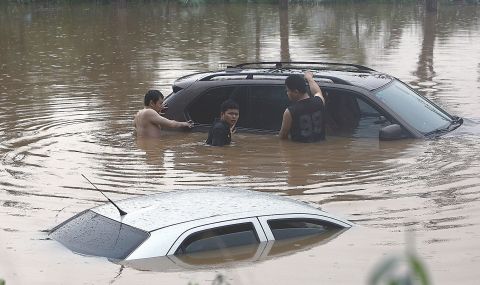 «Нас не попередили!»: китайці втрачають бізнес через повені