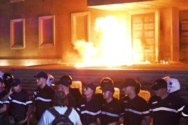 Албанці закидали «коктейлями Молотова» будівлі уряду та мерії в Тирані