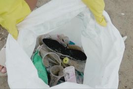 Філіппінці очищають пляж, обмінюючи сміття на рис