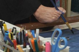 Художниця, яка малює ногами, знайшла рятунок у мистецтві