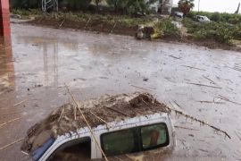 Іспанські пожежники рятують водіїв, які опинилися у пастці через зливи