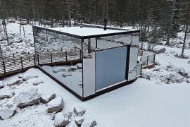 Скляний куб серед снігів — новий популярний готель у Фінляндії