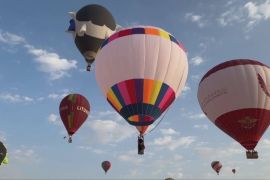 Аеростати різних форм та розмірів піднялися в небо на фестивалі в Катарі