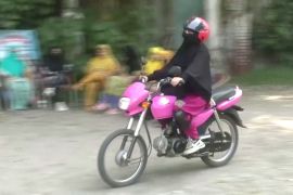 У Пакистані жінок безплатно навчають їздити на мотоциклі
