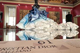Лувр демонструє моду от-кутюр серед історичних експонатів