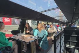 Вишукана їжа на ходу: у Дубаї пропонують екскурсії в автобусі-ресторані