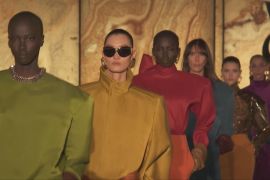 Белла Хадід постала в мереживній сукні на показі Saint Laurent у Парижі