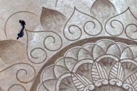 Французький художник створює гігантські картини на пляжі