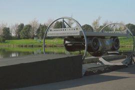 Гіперкар, що кидає виклик гравітації, їздить догори днищем