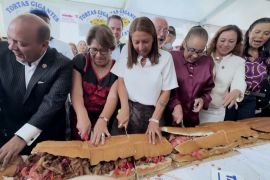 У Мехіко приготували найбільший у світі сендвіч завдовжки 90 метрів
