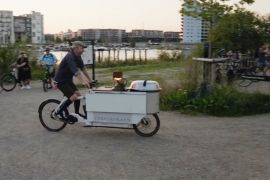 Данський кухар катає туристів і годує прямо з велосипеда