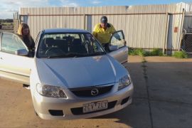 Австралієць, утративши сина, почав дарувати автомобілі молоді