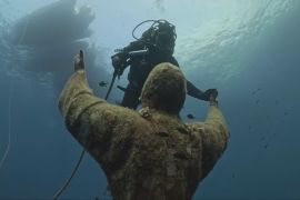 Як водолази очищають знамениту статую «Христос із безодні»