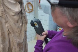Лазерне «омолодження» статуй: як реставратори в Луврі оновлюють скульптури