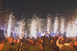 Різдвяну ілюмінацію запалили на Єлисейських Полях у Парижі