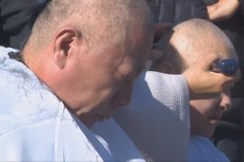 Рік після смертоносної авіакатастрофи в Південній Кореї: родичі жертв голять голови і вимагають відповідей