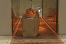 Як створюють розкішні шкіряні сумки Prada