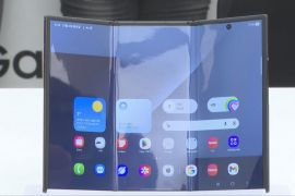 Samsung показала перший телефон із потрійним складаним екраном