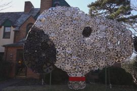 Велосипедист робить з викинутих колісних ковпаків гігантські скульптури